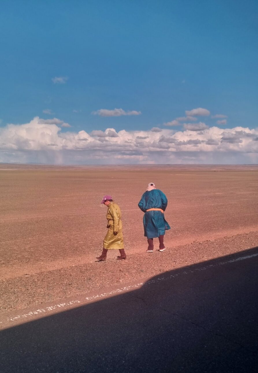 Busgäste steigen in der Mongolei nahe ihrer Jurte aus