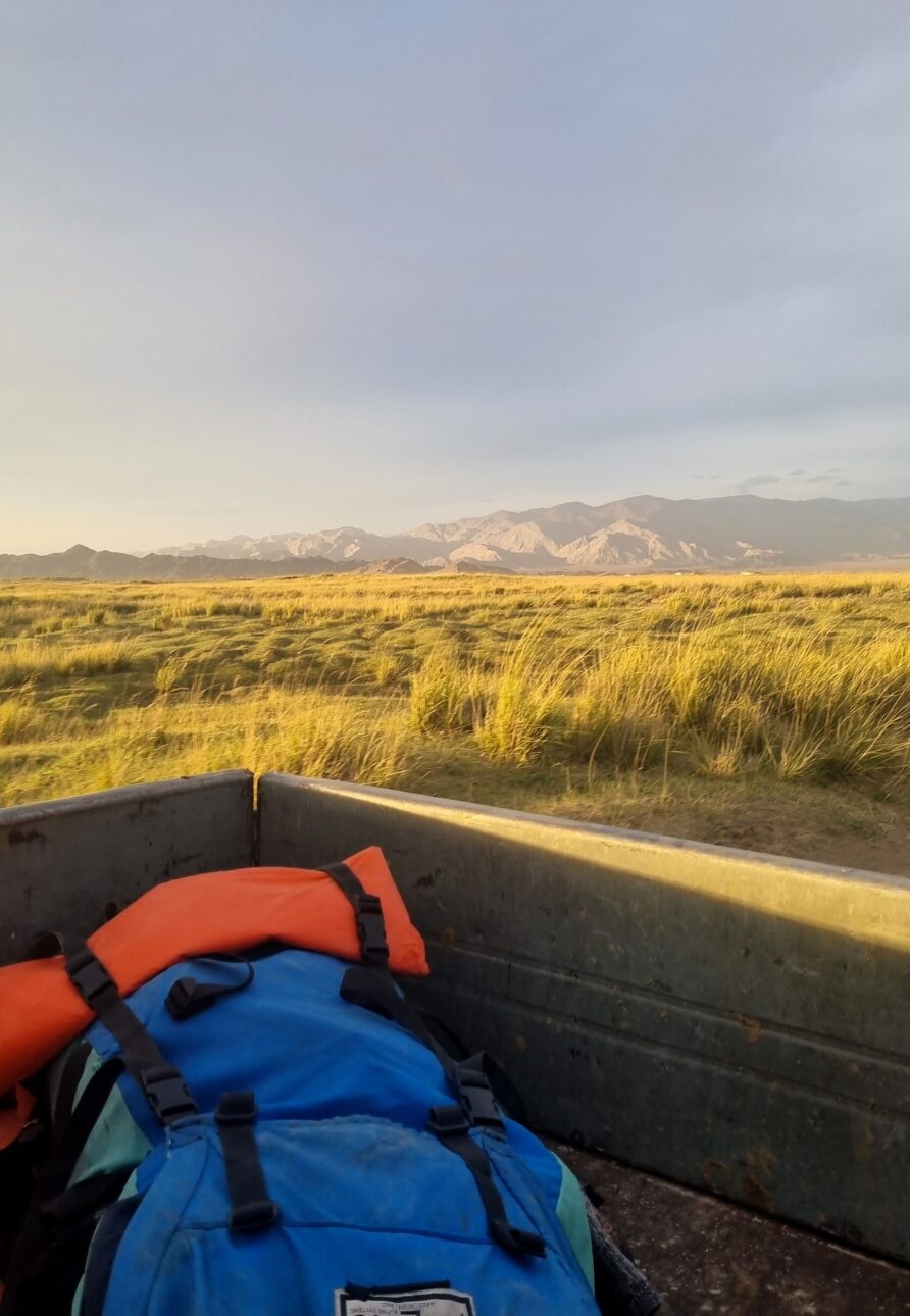 Trampen auf der Ladefläche durch die Steppe in der Mongolei
