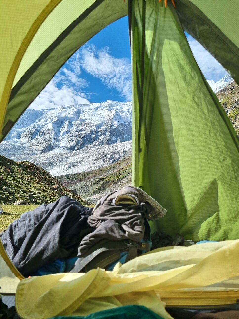 Blick aus dem Zelt auf den Himalaya in Pakistan