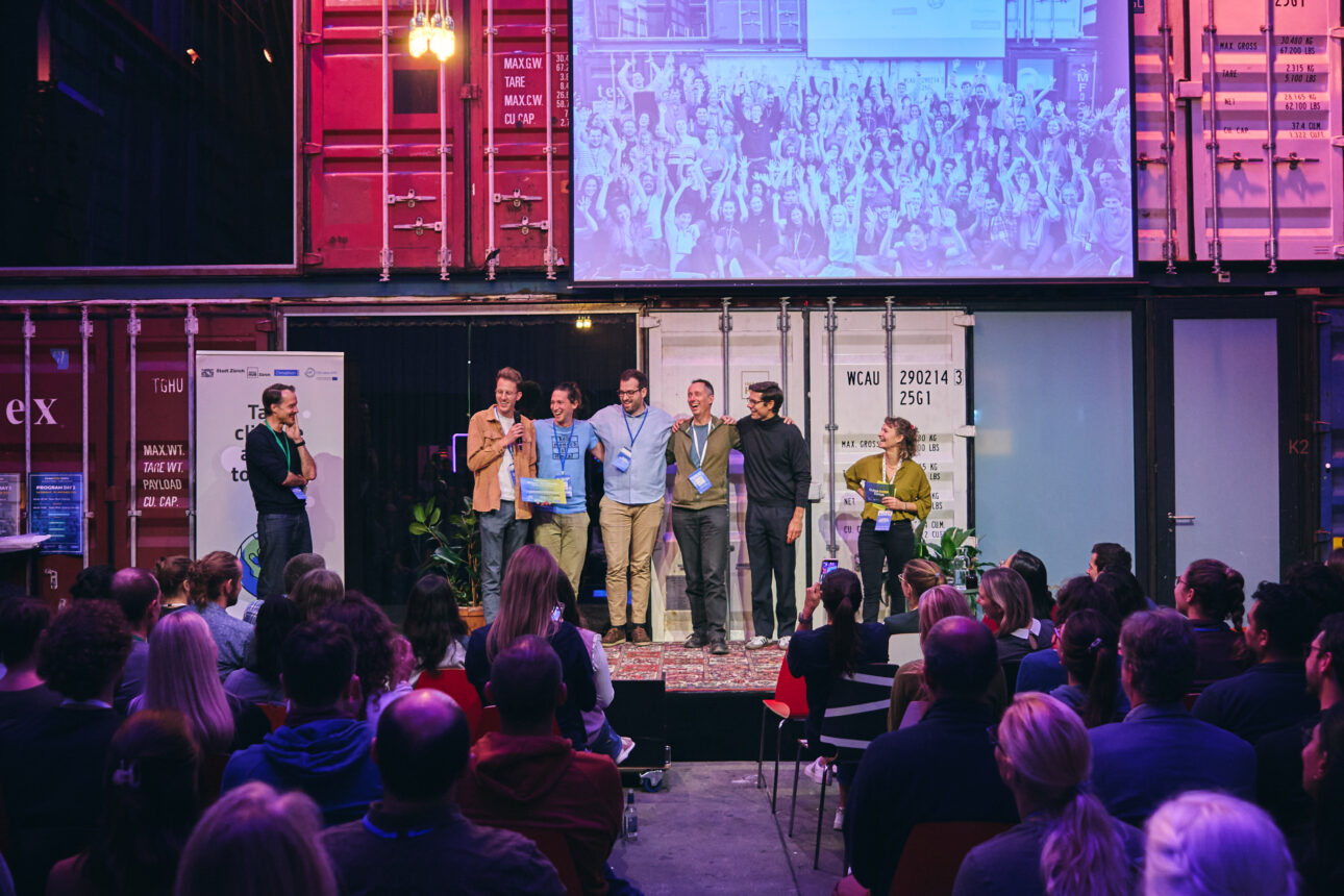 Die Übergabe der Auszeichnung an das #terran Team am Climathon Zürich 2024.